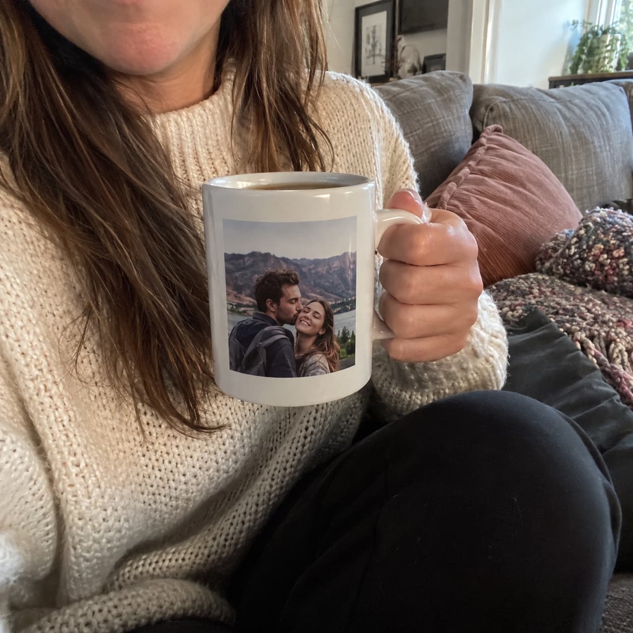Personalisierte Fototasse zu Hause in der Hand